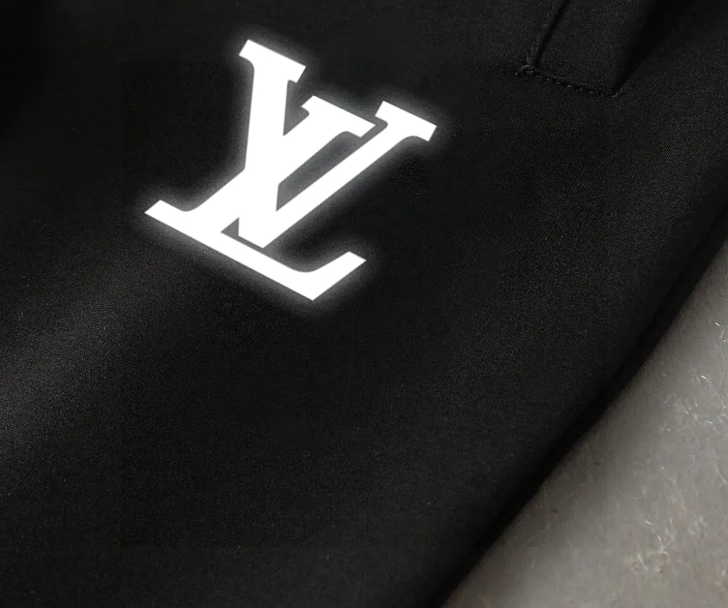 🅿️460 brand [Lv Louis Vuitton] (velvet and thickened) 2025 autumn and winter new products, celebrities’ favorite fashion-flavored casual suits, clean and neat tailoring, full of urban style. Made of high-quality custom-made fabrics, the lining has excellent thermal insulation effect, feels soft and dry, and the upper body effect is crisp and stylish. The three-dimensional cutting process and the pattern are all of high standards, and the silhouette version has the right benefits! It is not tight at all, and you feel good when you wear it. So many top-quality raw materials create high-end products with unparalleled value. It is the first choice for high-end fashion people. (Size: M-4XL can wear up to 200 pounds)